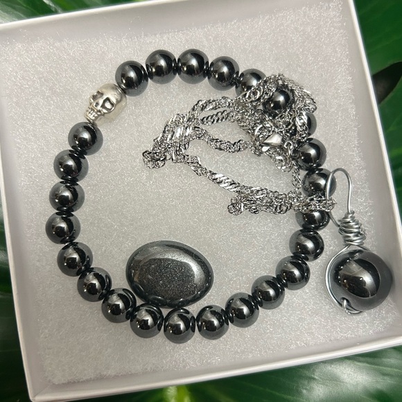 GORGEOUS hematite & skull crystal stone necklace & bracelet set - Picture 3 of 5